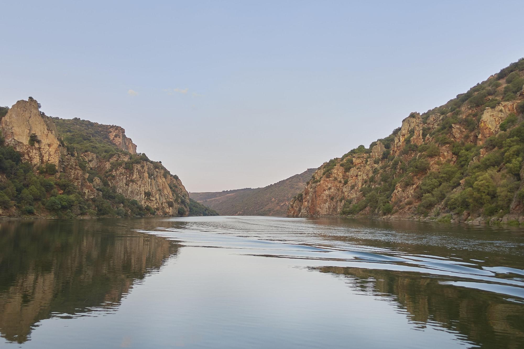 Hacienda Zorita Wine Hotel & Spa Valverdón Dış mekan fotoğraf The river at the end of the canyon