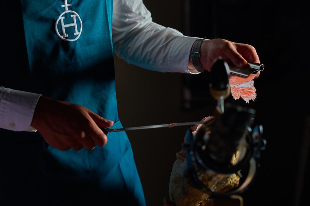 Hacienda Zorita Wine Hotel & Spa Valverdón Dış mekan fotoğraf A chef preparing a dish