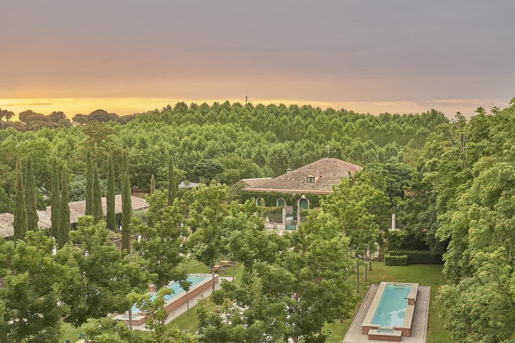 Hacienda Zorita Wine Hotel & Spa Valverdón Dış mekan fotoğraf The property at sunset