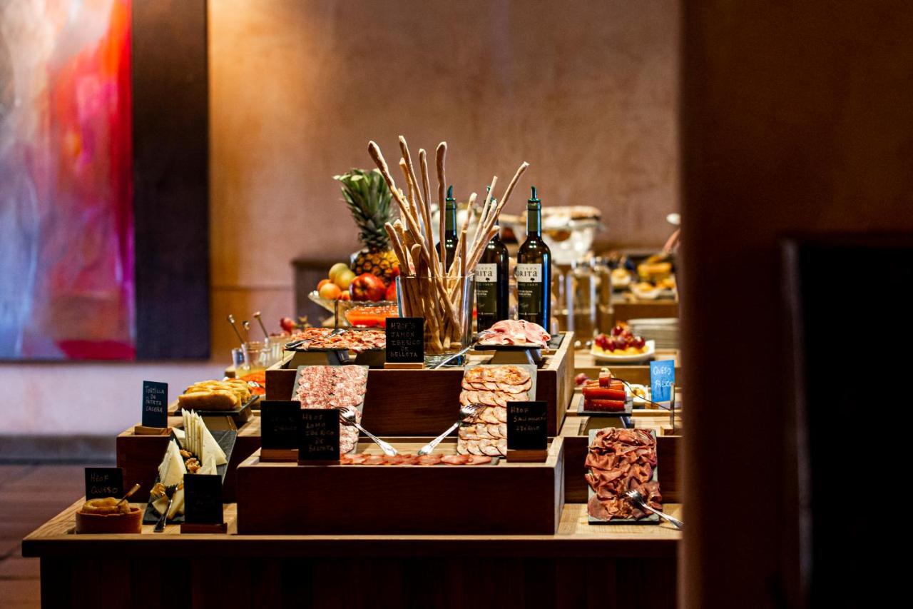 Hacienda Zorita Wine Hotel & Spa Valverdón Dış mekan fotoğraf A buffet at a hotel
