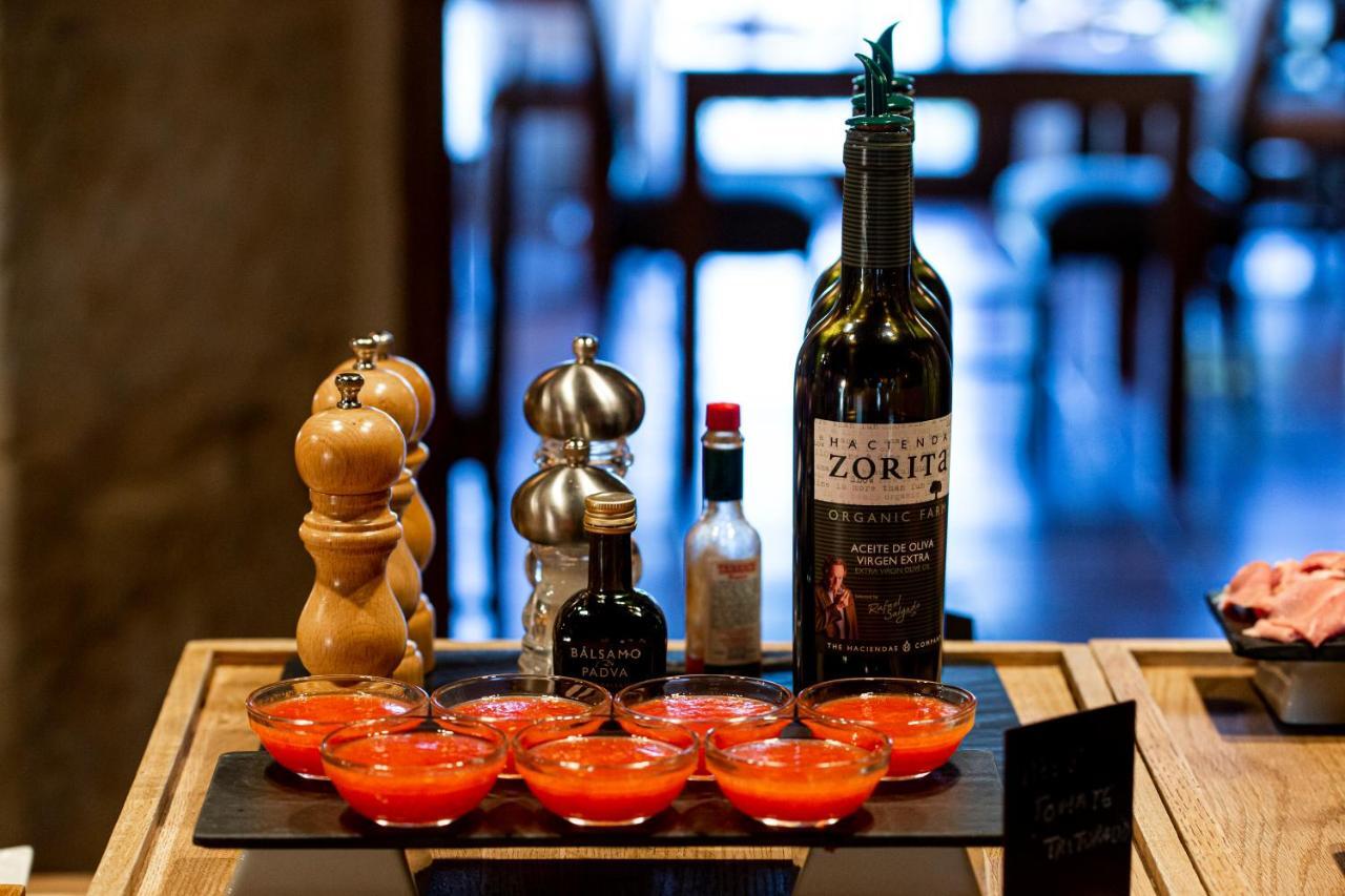 Hacienda Zorita Wine Hotel & Spa Valverdón Dış mekan fotoğraf A bottle of ZORIT